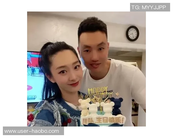 翟晓川妻子分享观赛美照庆祝陪伴第15个赛季只为与你共度每一个瞬间